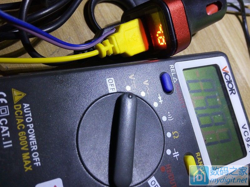 拆一个自带充电线的充电宝,拆一个快充充电器