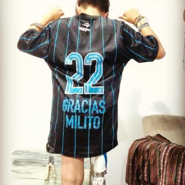 踢足球的小男孩精彩瞬间,足球小男孩泪目瞬间