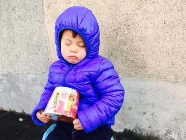 蓝衣服小男孩原视频,蓝色衣服小男孩很火的视频