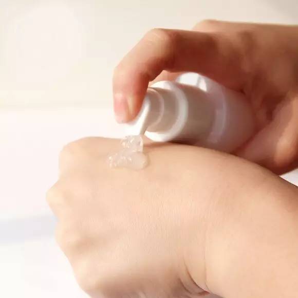 皮肤颗粒感很强很粗糙是什么原因,皮肤粗糙发黑是什么原因引起的