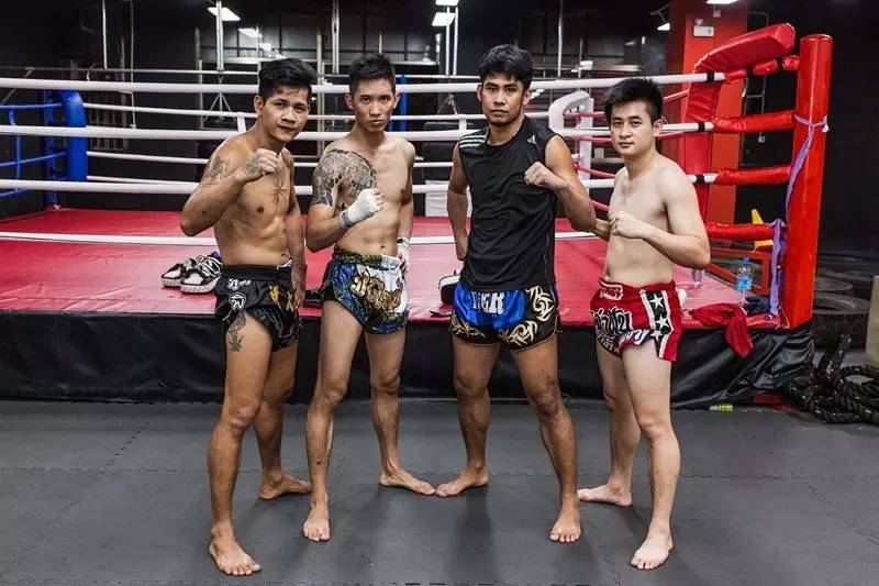 穷游小伙穷游西藏身体终于累垮,10年前穷游西藏