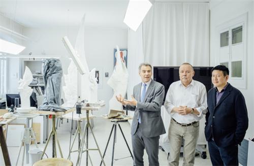 周春芽先生·梅森瓷艺全球首件绿狗瓷雕塑暨桃花瓷画限量发表