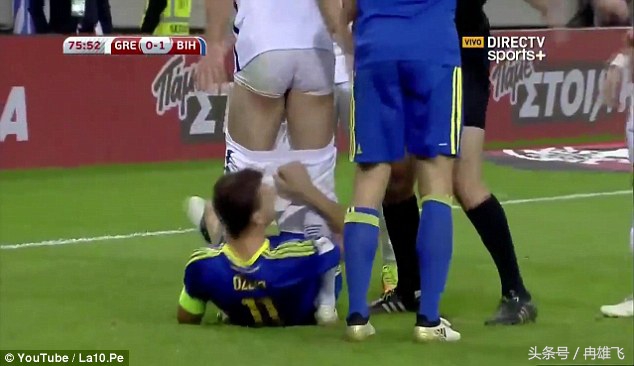 足坛奇葩犯规,哲科一击致命遭红牌