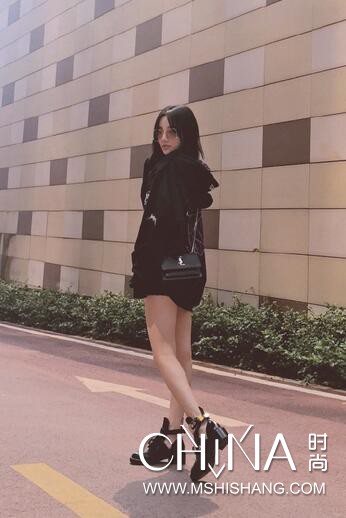 李小璐粉红色卫衣,李小璐卫衣穿搭