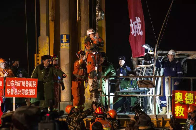 最长交警接力救援全程视频,最大型救援