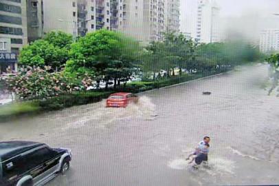 女交警雨中赤脚执勤,女交警光脚指挥