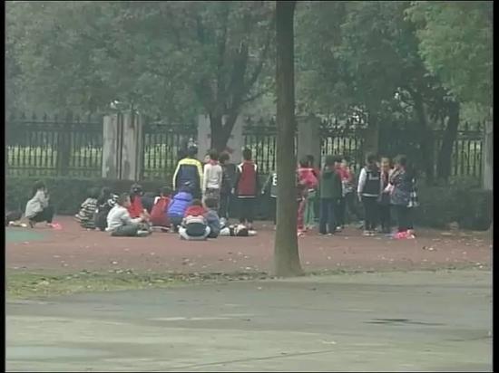 绍兴一老师打女童,郑州一小学体育校长扇学生耳光