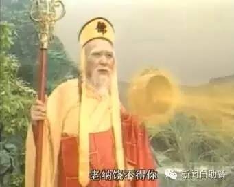 两户邻居在门前“斗法”,两邻居门前斗法