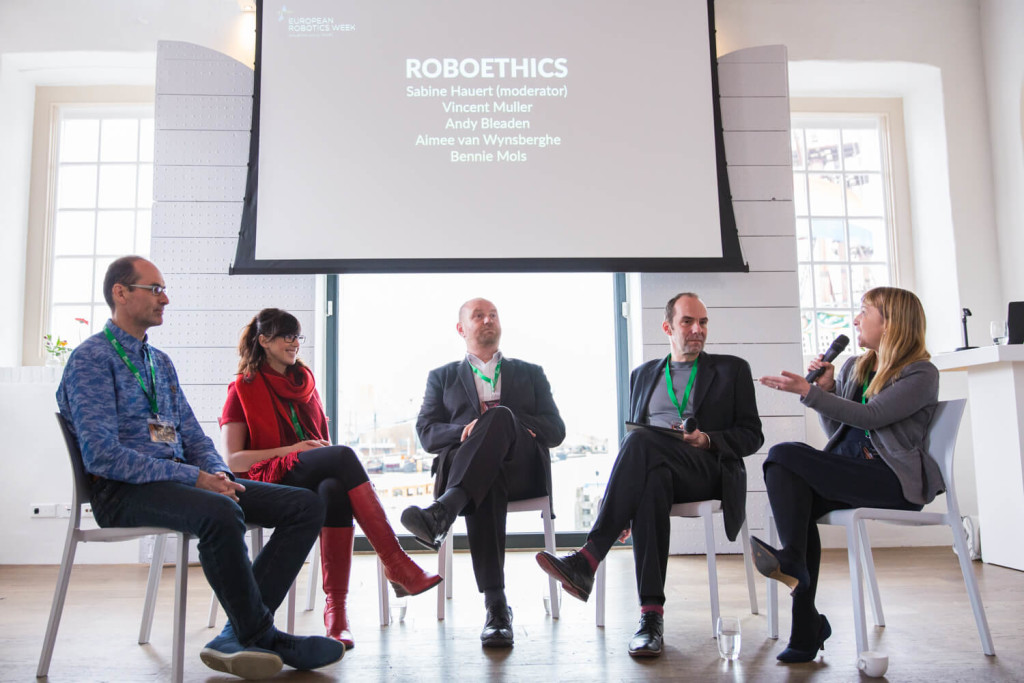 讨论机器人护理,伦理以及未来教育的问题