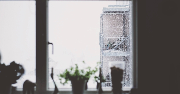 大哥入狱漂亮嫂子住进我家，谁料老公差点因此毁我们全家