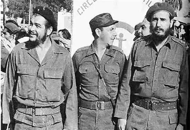 我哭豺狼笑的下句,我哭豺狼笑这句话出自哪里