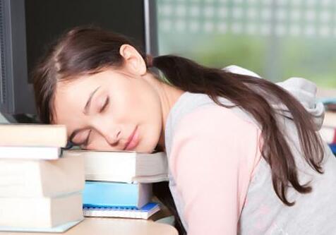 隐形眼镜可以趴着睡午觉吗,戴隐形眼镜可以午休吗半小时