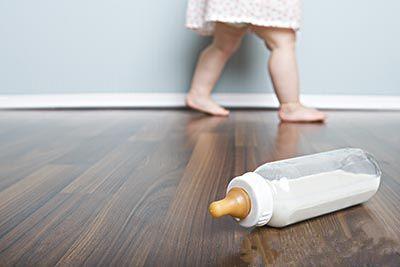 宝宝厌奶怎么办求宝妈支招,宝宝厌奶怎么办一吃就吐