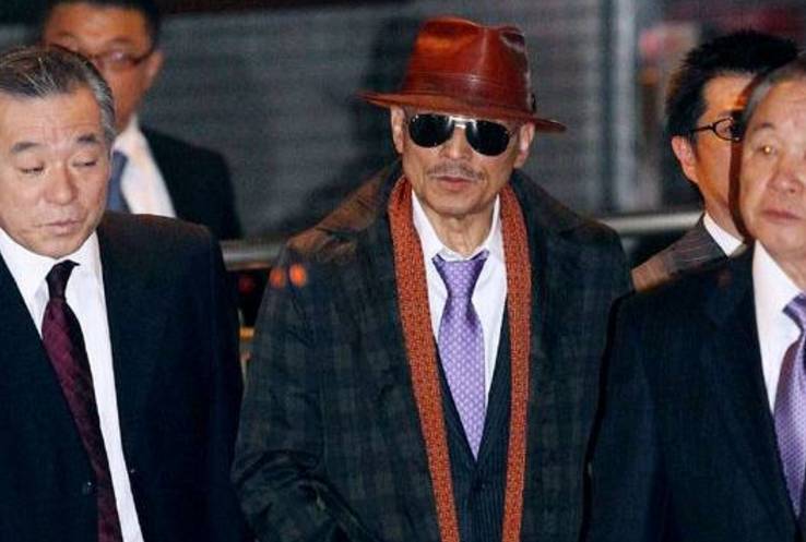 魔裟斗被小混混打为什么不还手,魔裟斗被播求打伤的腿