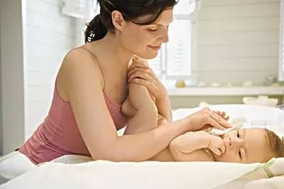 捏宝宝鼻子能捏出高鼻梁吗,宝宝老是擦鼻子擦眼睛