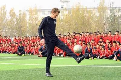 「文体艺苑」少林足球迎来“洋教练”中西合璧打造“功夫足球”