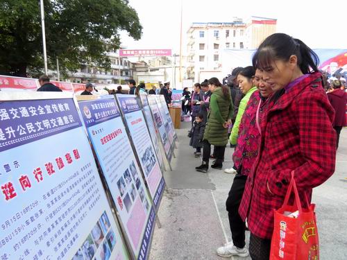 浠水122名新领驾驶证学员庄严承诺做中国好司机