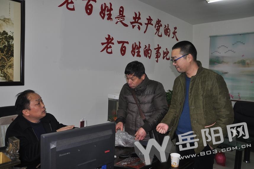 肚子一天天变大，三关联社区抢着“踢皮球”记者出面协调引重视，孕妇欣喜拿到准生证