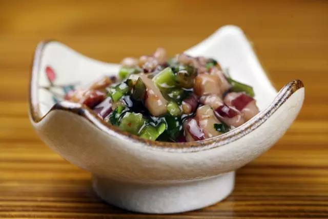 板桥路上藏着杭城独一份的“三文鱼美白锅”，竟是神户女孩天天喝的“美人骨汤”！