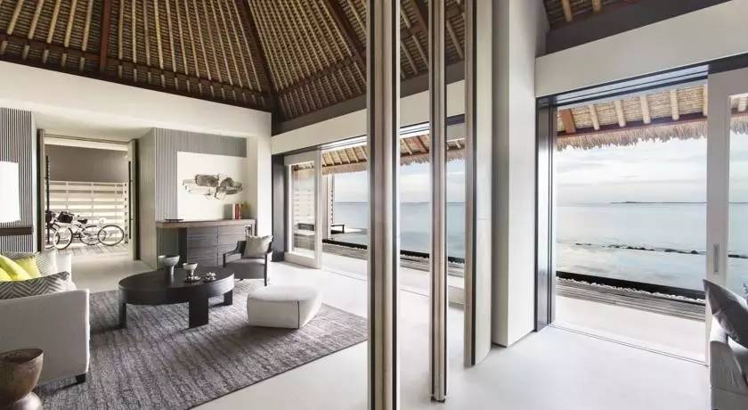 「设计师俱乐部」随意用350美元的碟子盛载食物，披上3500美元浴袍的奢华酒店，你感受过了吗？