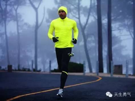 穿冲锋衣跑步合适吗,冬天跑步怎么穿衣服才好看