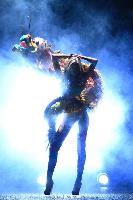 没看现场不要紧！用海量美图告诉你今年维密秀长腿美胸都这样玩