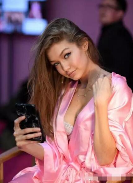 没看现场不要紧！用海量美图告诉你今年维密秀长腿美胸都这样玩