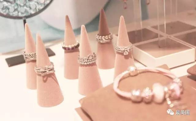 新婚夫妻花130美元买婚戒，却遭到Pandora店员无情嘲笑