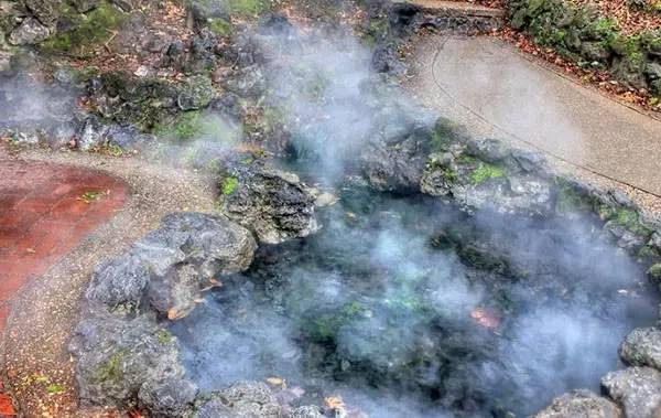 天冷了泡个温泉挺舒服,天冷了泡温泉放松一下心情