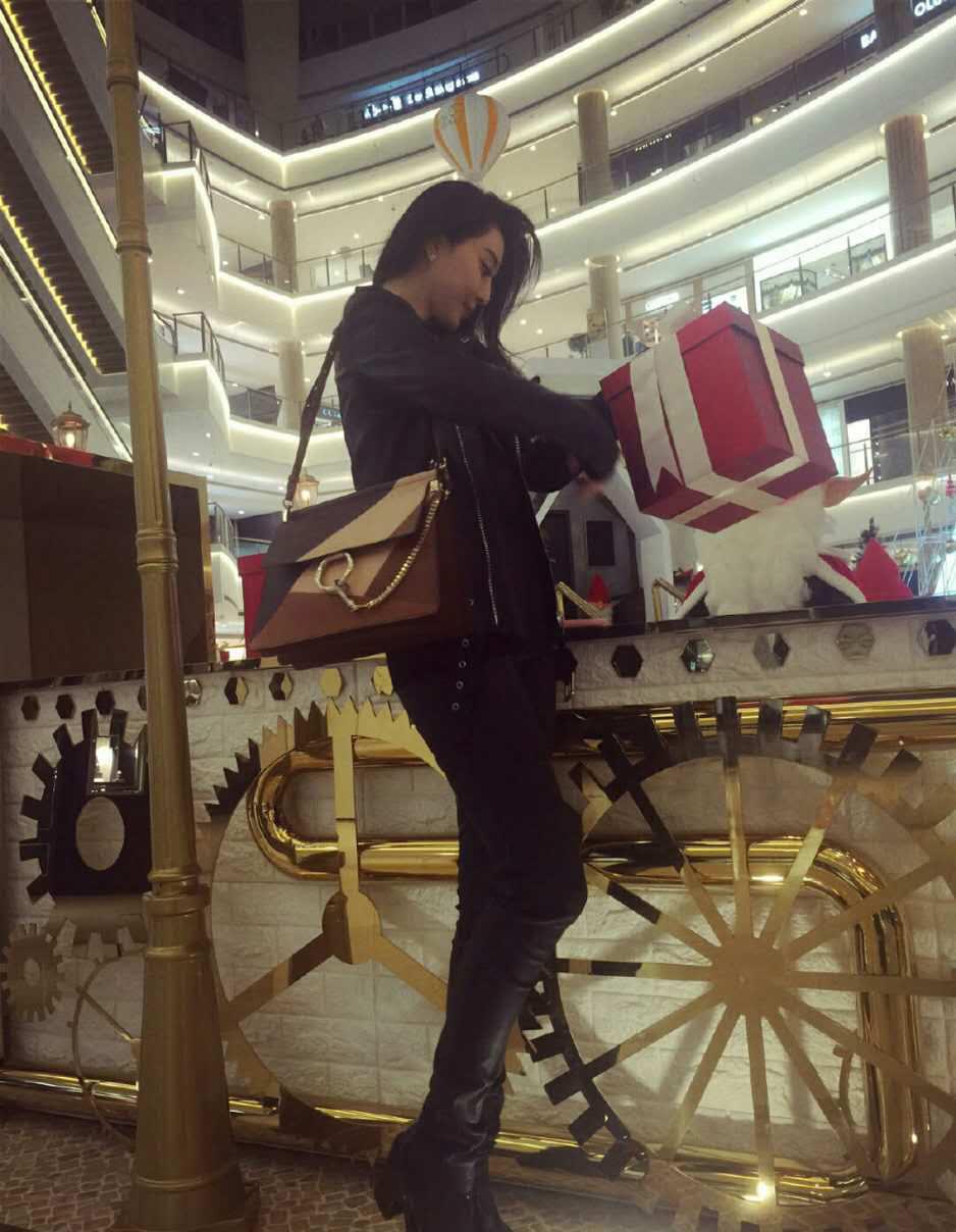 宋茜牛仔短裙配帆布鞋,宋茜同款鞋黑色帆布鞋