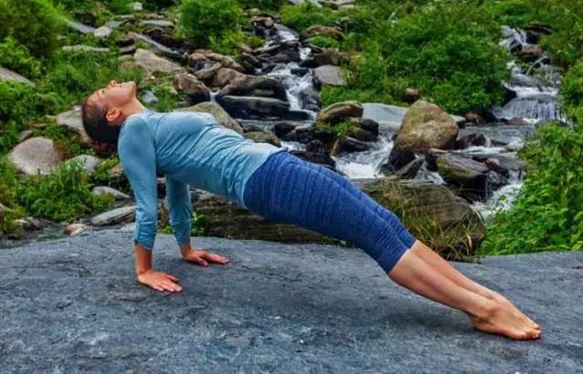 上背部僵硬如何通过瑜伽体式变软,缓解肩背疼痛的瑜伽体式