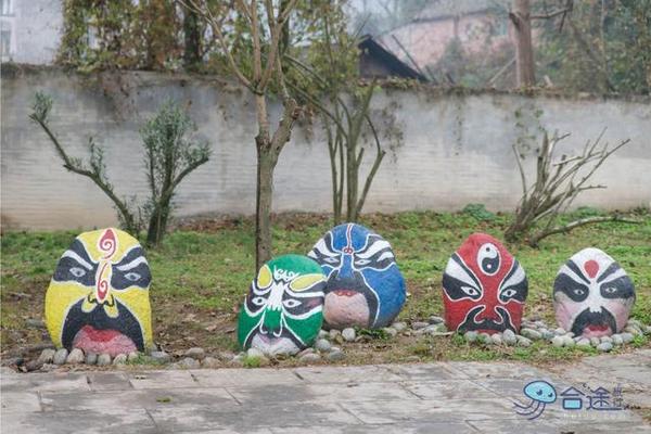 戏猴、爬山、观瀑布，那就跟我去卧龙谷！