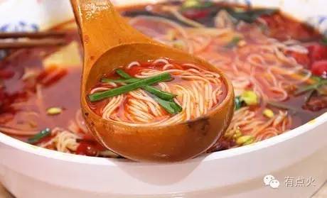 鱼火锅米线的做法,牛油火锅肉酱米线的做法