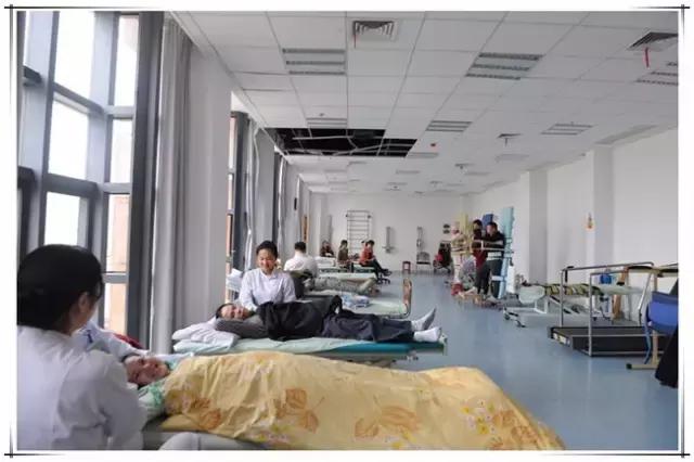 “孩子们,我们看你们来啦”,有爱的人做着有爱的事