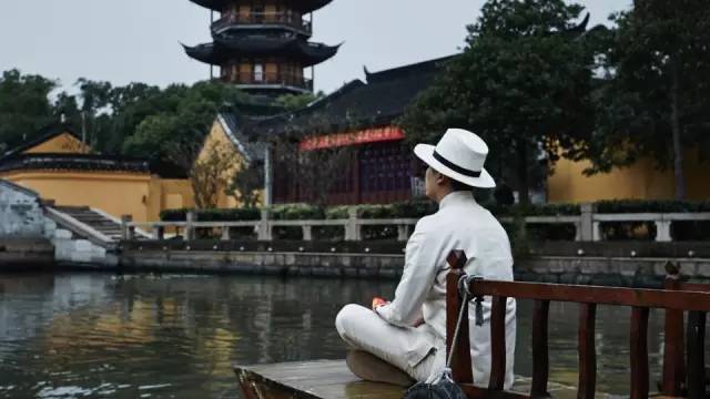 水没有故事，故而郑重其事