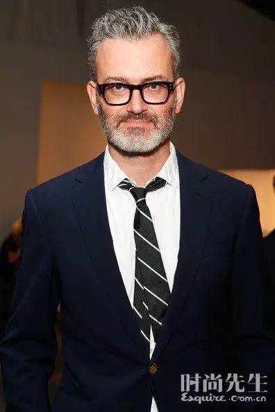 领带和西服应该怎么搭配,领带是和西服搭还是衬衫搭