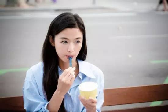 蓝色大海的传说垃圾桶捡衣服,全智贤蓝色大海同款包