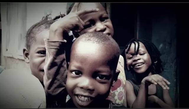 一张让人心碎的照片后的感人故事，丹麦女子被评为感动全球年度人物