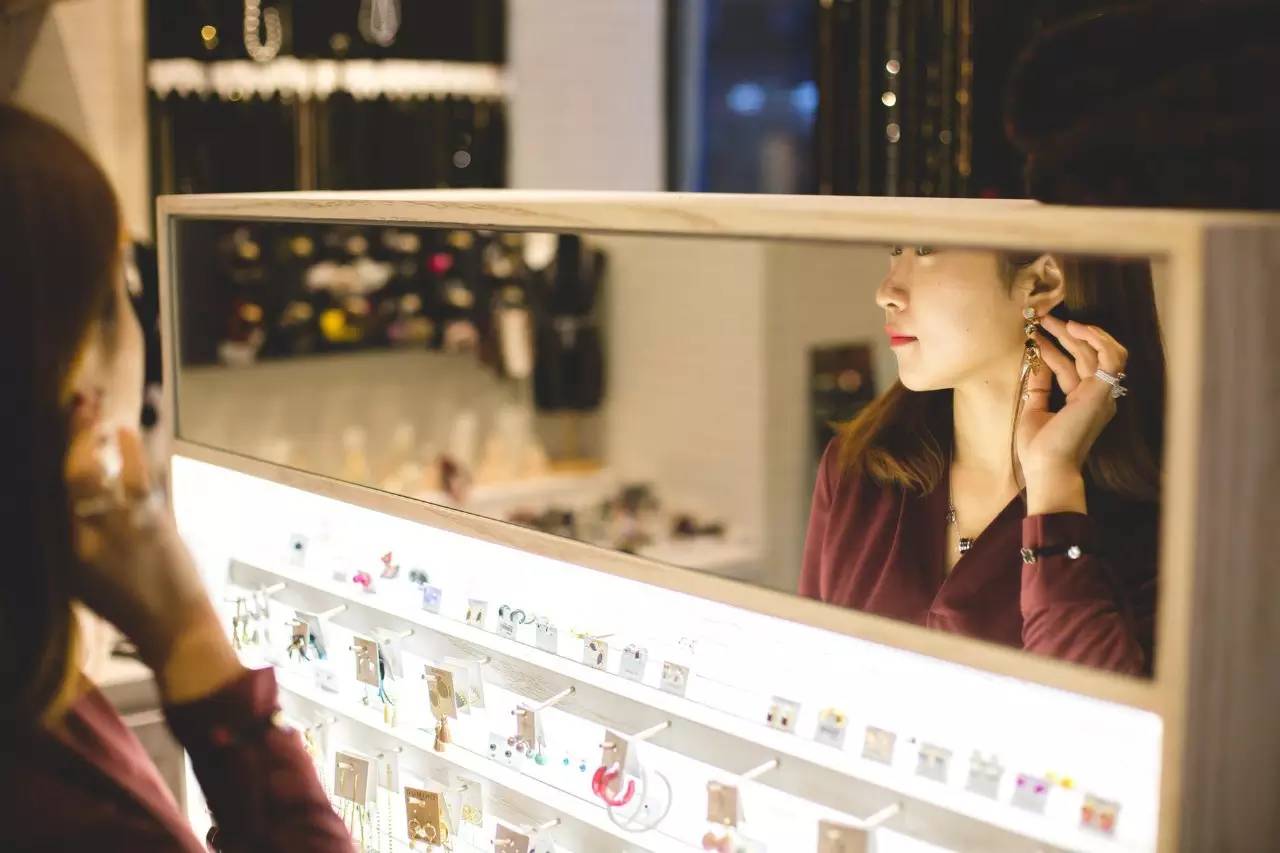 闺蜜聚会去哪好?来「GUMIHO」几个女孩把饰品店开在咖啡馆