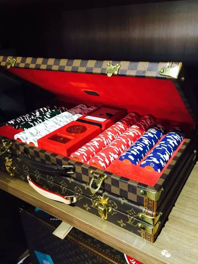 我在LV展价值20万人民币的箱子上吃了一顿老北京饺子