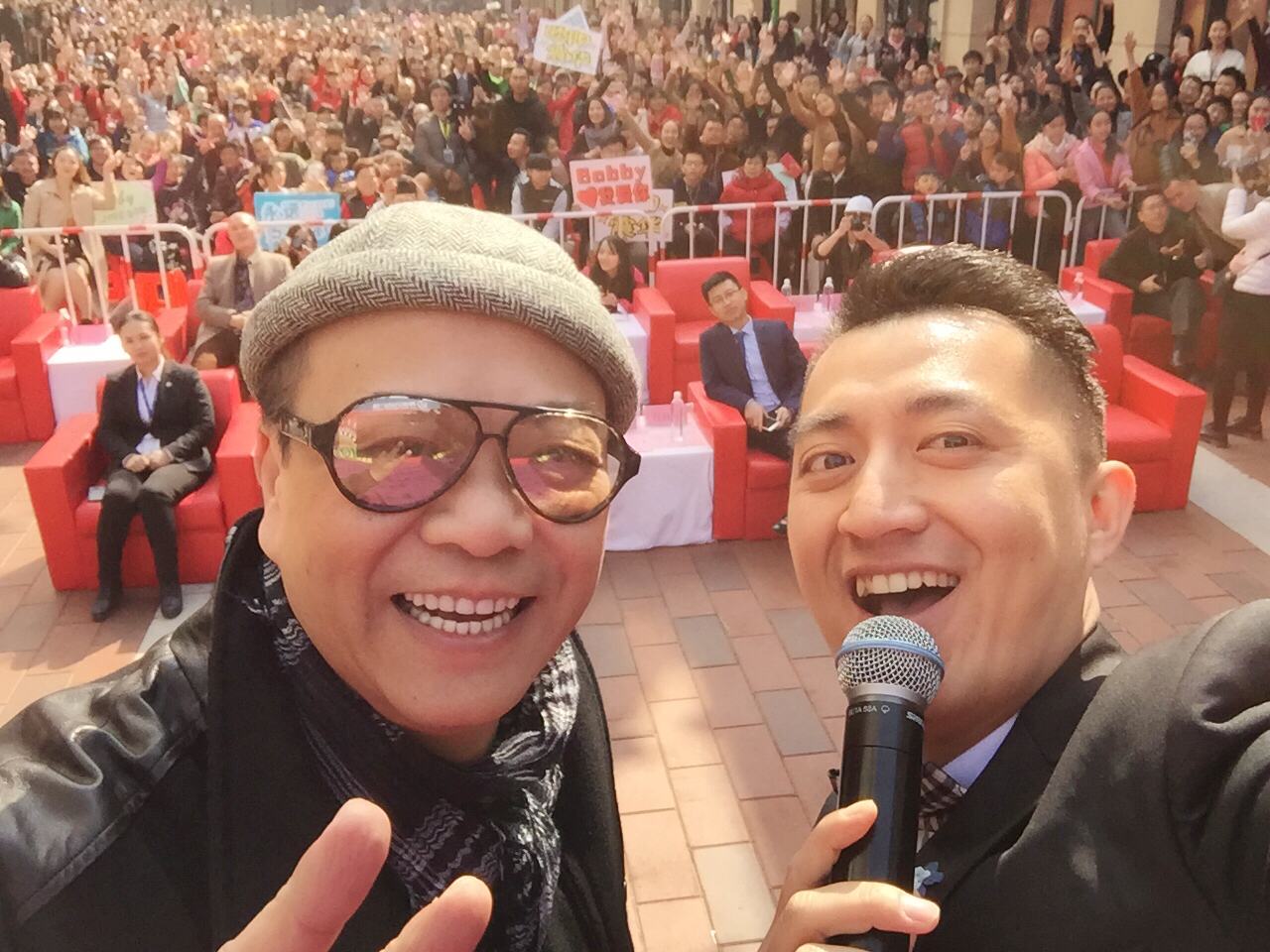 万人空巷！明星、美食、豪车，塞满柳南万达金街