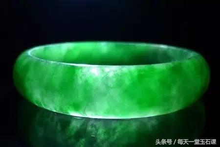 翡翠色差对人体的影响,湿气对翡翠的影响