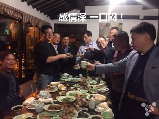 威威趣谈：互联网大佬再聚首感情深一口闷