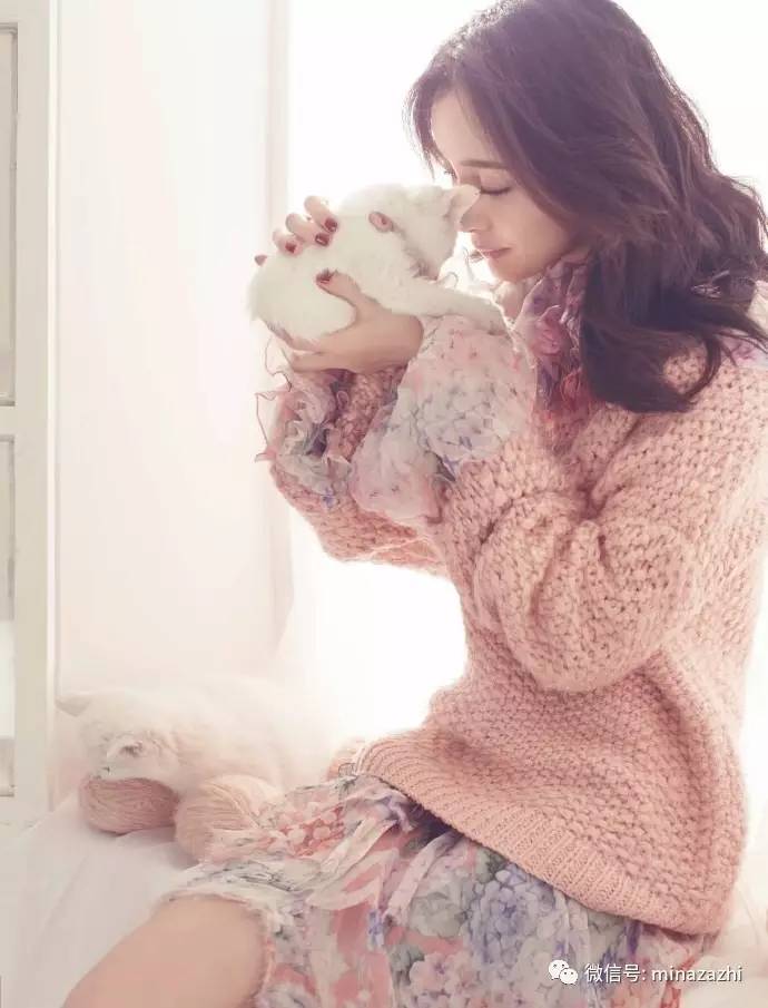 杨幂冬款lv羽绒服,杨幂冬日宽松毛衣