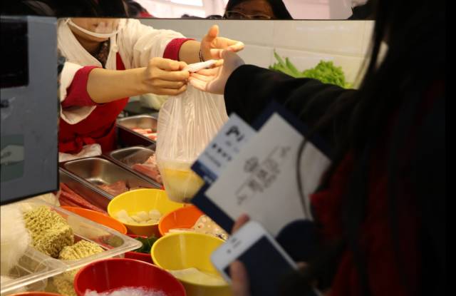 吃完食堂的第200碗饭，Ta说带我去后厨看看