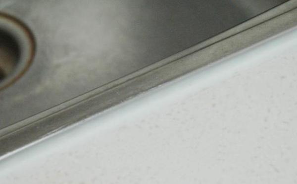 水槽边用久了发霉,水槽用除胶剂后生锈了