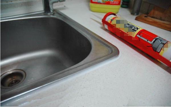 水槽边用久了发霉,水槽用除胶剂后生锈了