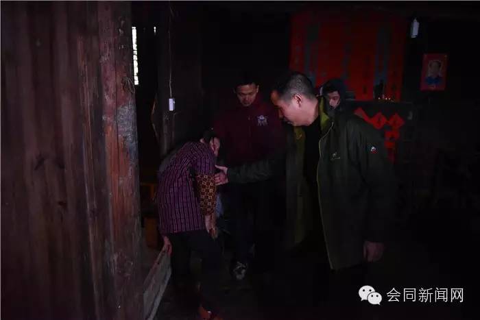 会同:昨天,欧阳海峰到道德模范家里检查年货