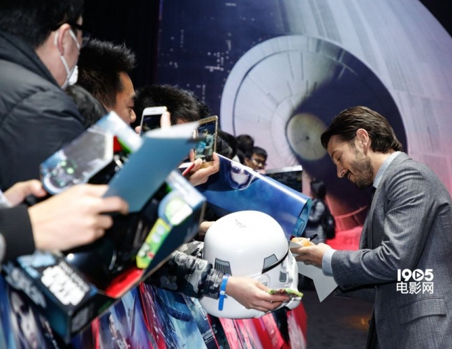 姜文《侠盗一号》红毯人气高菲丽希缇蓝裙优雅