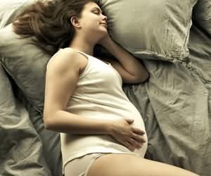 孕妇侧睡手放哪里,孕妇睡姿禁忌图解